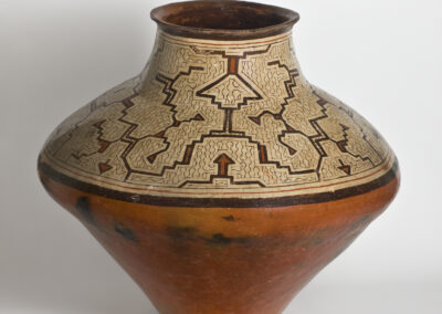 Pieza c001 de la colección Ucayali, cerámicas Shipibo originales de los años 50 y 60 elaboradas para uso cotidiano.