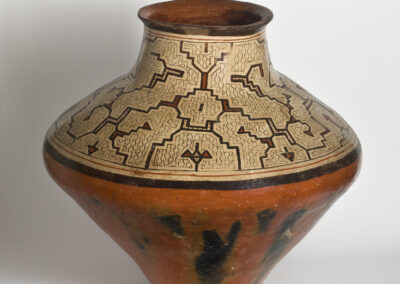 Pieza c001 de la colección Ucayali, cerámicas Shipibo originales de los años 50 y 60 elaboradas para uso cotidiano.